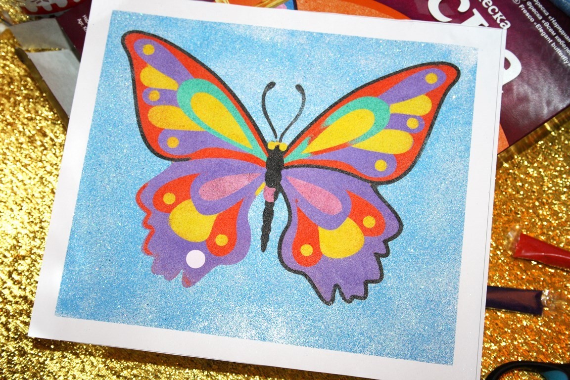Бабочка из цветного песка