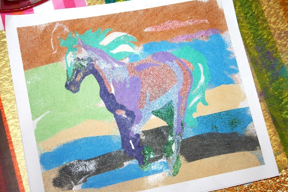 Лошадь из цветного песка