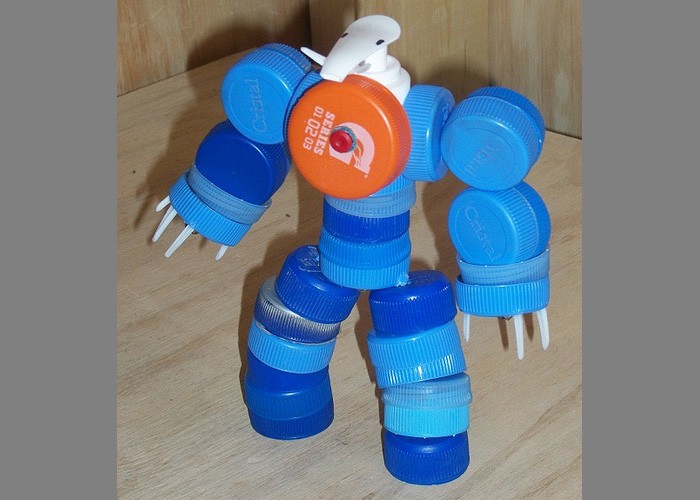 Робот из пластиковых крышек
