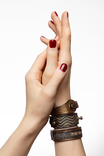 Как сделать стильный женский кожаный браслет своими руками из ненужной кожи и янтаря